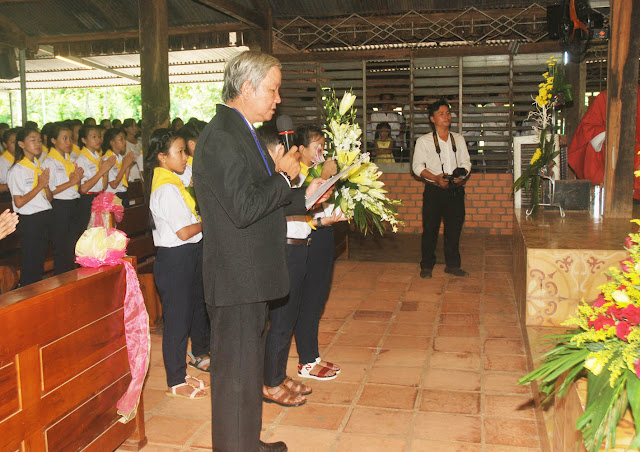 Sau lời nguyện hiệp lễ, ông Trưởng Ban hành giáo giáo xứ, thay lời cộng đoàn chúc mừng bổn mạng Đaminh và tri ân Đức cha Đaminh đã viếng thăm mục vụ và ban bí tích hôm nay.