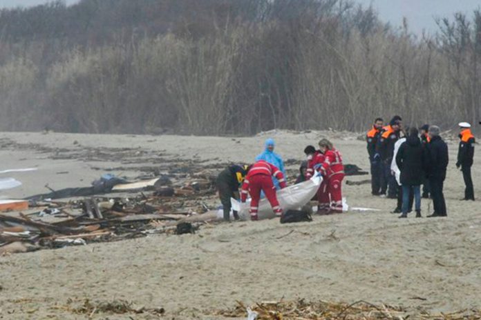 Aumenta a 60 el número de muertos por naufragio en Italia