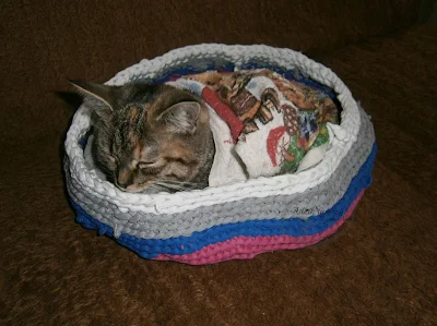 legowisko dla kotka z recyklingu