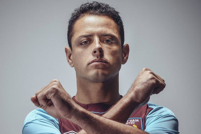 Penyerang anyar West Ham United, Javier " Chicharito" Hernandez.