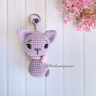 You'll learn how to make a cute cat keychain with this crochet amigurumi pattern.