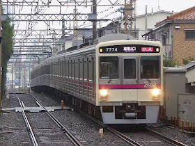 京王電鉄　特急　高尾山口行き6　7000系LED