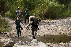 “Voy cruzando el rio, sabes que te quiero...”