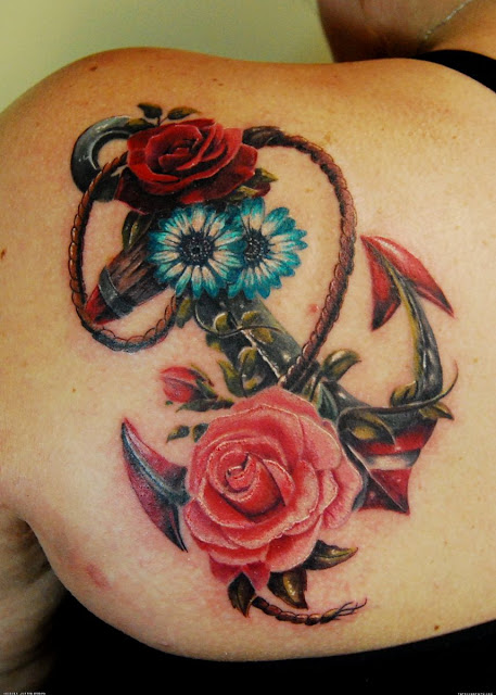 Tatuagem de Ancora e Flores