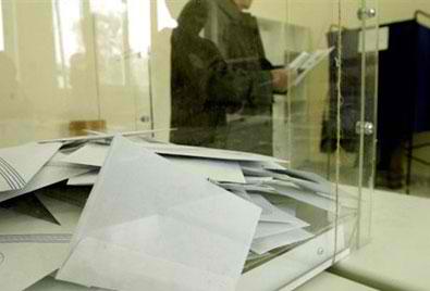 Έβαλε τον αστυνομικό να μοιράζει προεκλογικά φυλλάδια...