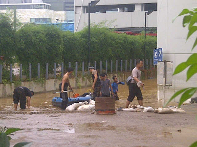 Cerita Seram Saat Evakuasi Banjir di Plaza UOB  Risalahati
