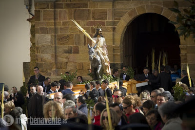 http://interbenavente.es/not/15890/los-ninos-con-palmas-reciben-a-jesus-en-la-borriquita/