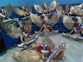 kerajinan logo garuda tembaga