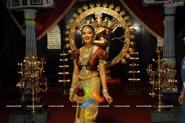 Anushka Hot as Chandramukhi in Nagavalli Movie