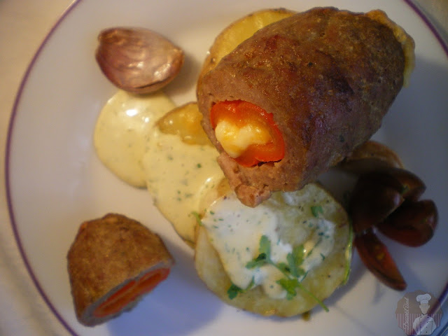 "Ovillo" de carne relleno de pimiento con queso