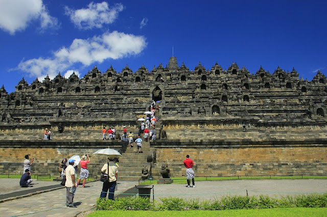 PENINGKATAN WISATAWAN ASING KE CANDI BOROBUDUR SEMAKIN BANYAK 