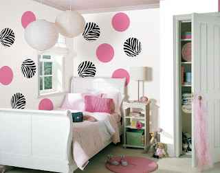 Simple Bedroom Design With Cute Wall Decoration