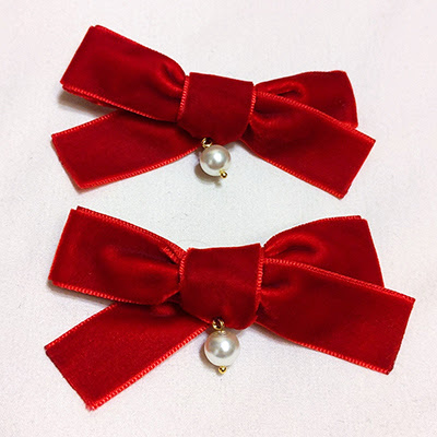 Red velvet bows with pearls