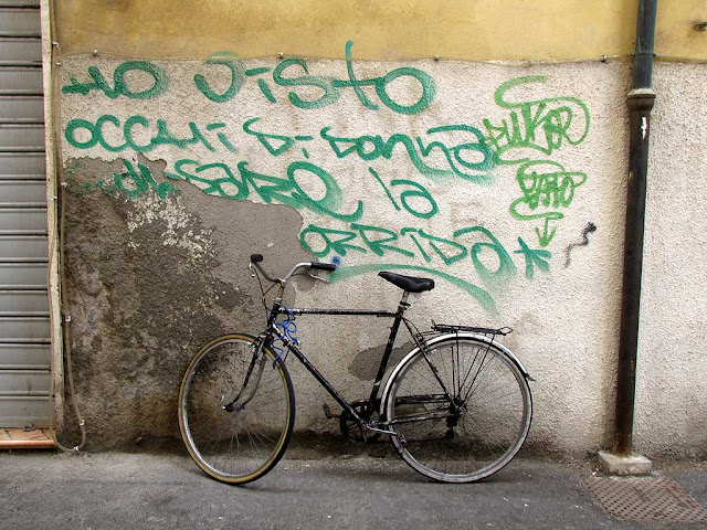 Ho visto occhi di donna guardare la corrida, graffiti con bicicletta, Livorno 