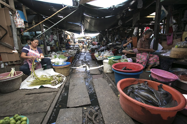 Mercato del treno di Mae Klong