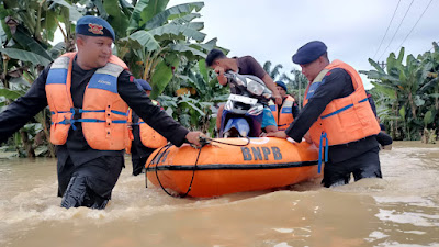 SAR Berimob Aramiah Bantu Bantu Evakuasi Masyarakat Terkena Banjir Aceh Tamiang