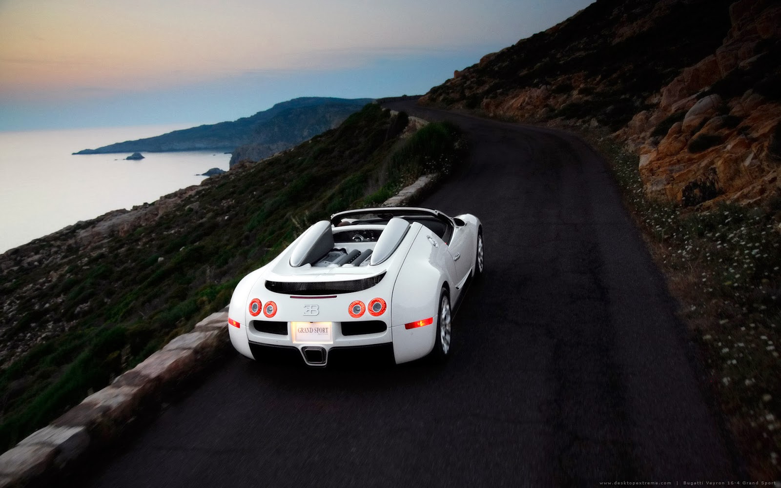 http://www.crazywallpapers.in/2014/02/bugatti-veyron-free-wallpapers.html