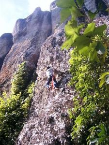 Panjat tebing atau istilah dalam bahasa Inggrisnya rock climbing merupakan salah satu akti 6 Lokasi Panjat Tebing Terbaik di Indonesia