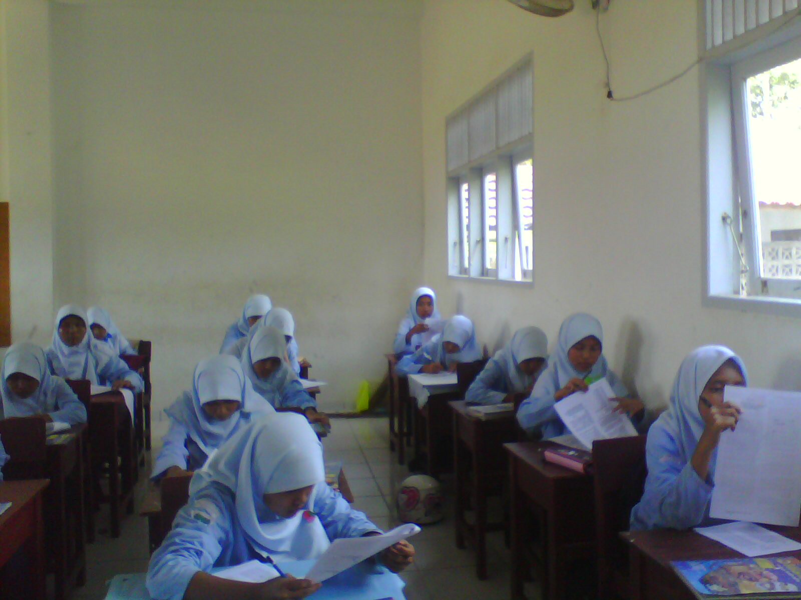 Foto Kelas 7b Waktu Ulangan (Angk.2010)  PELAJARAN BAHASA 