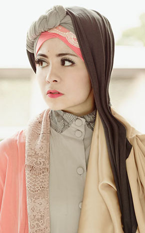  Gaya  Hijab Vintage  dan Feminim Ala Risty Tagor Tutorial 