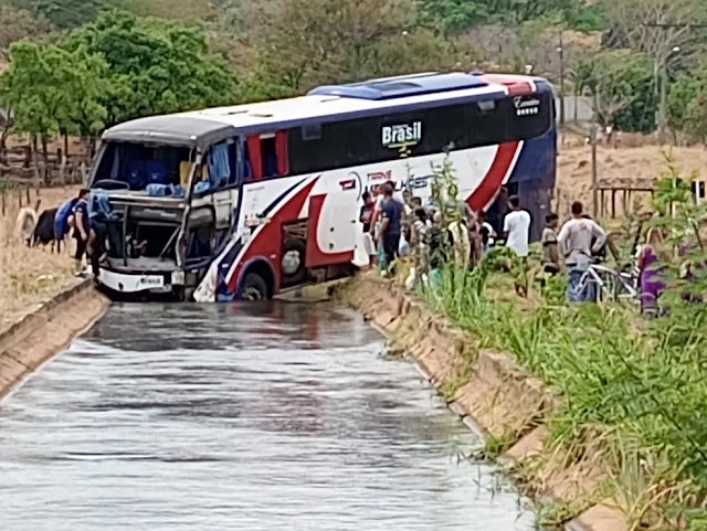Homem morre e três pessoas ficam feridas após batida entre caminhão e ônibus de turismo no oeste do estado