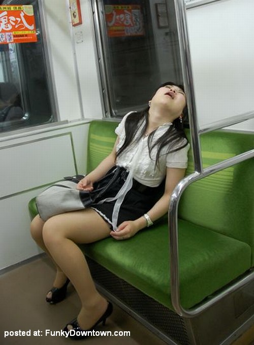 Klik refresh: Gambar Foto Orang Jepang Tidur Di Kereta!
