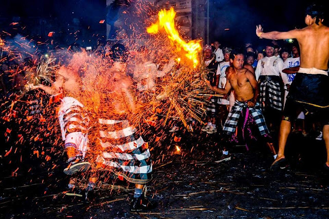 Ritual 'Lukat Geni' Bakar Diri Untuk Bersihkan Dosa