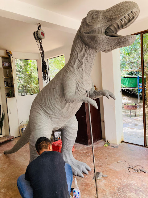 escultura de un dinosaurio para parque infantil