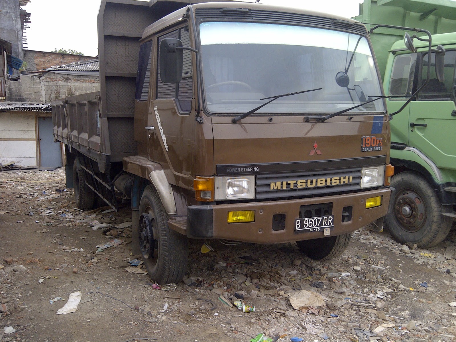 JUAL TRUK  BEKAS 