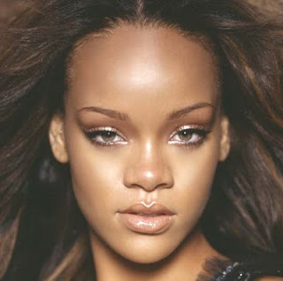 rihanna portrait3 Τι προδίδει το πάνω χείλος για την σεξουαλικότητα των γυναικών ?