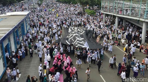 Bendera Tauhid Raksasa Diarak Massa Alumni 212, Begini Penampakannya