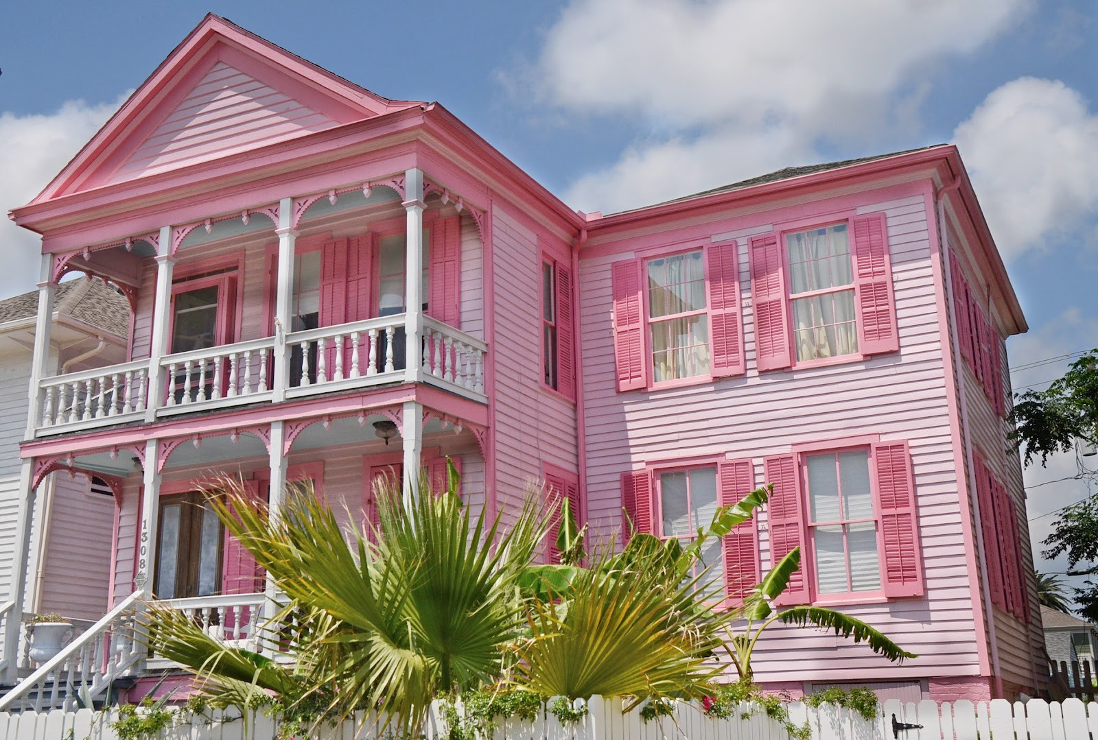Kombinasi Warna Cat Rumah Pink Tampak Depan