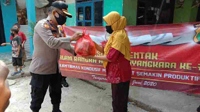 Polsek Curug Bagikan 100 Paket Sembako Kepada Masyarakat Yang Terdampak Akibat Covid-19