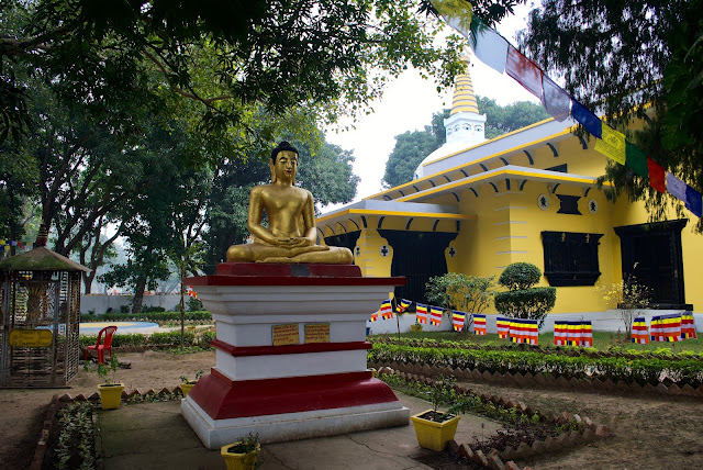 Socha meditujúceho Budhu a roh chrámu