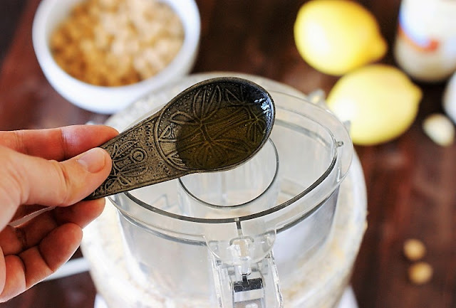 The secrets to making creamy hummus at habitation are really pretty elementary How to Make the Best Smooth & Creamy Hummus
