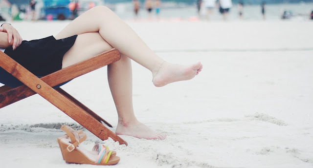 mujer-pies-playa