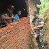 Anggota Koramil 13/Majenang Bantu Warga Yang Rumahnya Tertimpa Bencana Tanah Longsor