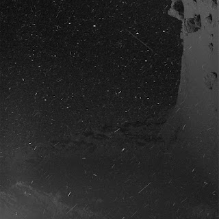  Este é o ambiente empoeirado que a Rosetta está enfrentando ao redor do cometa. Esta imagem foi tirada a 20 km da superfície do 67P. [Imagem: ESA/Rosetta/MPS for OSIRIS Team]  Pouso no cometa  A sonda espacial Rosetta está prestes a cumprir o seu destino, encerrando sua missão em uma descida controlada até "pousar" na superfície do cometa 67P, que ela vem acompanhando desde Agosto de 2014.  O evento final deverá ocorrer no dia 30 de Setembro.  A missão está chegando ao fim principalmente porque a sonda está cada vez mais distante do Sol - indo em direção à órbita de Júpiter - o que está reduzindo cada vez mais a energia que seus painéis solares conseguem gerar para alimentar os instrumentos, com uma consequente redução na largura de banda disponível para transmitir os dados científicos para a Terra.  Além disso, a nave está desgastada depois de ter suportado o ambiente hostil do espaço por mais de 12 anos - a Rosetta foi lançada em 2004 - e, sobretudo, depois de ter passado dois anos recebendo todo o impacto da poeira emanada do cometa.  Dados inéditos  Outras possibilidades foram discutidas. Por exemplo, em 2011 a Rosetta foi colocada em hibernação durante 31 meses na parte mais distante da sua jornada. Mas agora ela está mais distante ainda - mais de 850 milhões de km do Sol - e os técnicos da missão acreditam que não haveria energia suficiente para que os aquecedores da Rosetta fossem capazes de garantir a sobrevivência dos seus instrumentos em outra hibernação.  Assim, em vez de arriscar uma hibernação mais longa da qual ela provavelmente não acordaria, os responsáveis pela missão decidiram que a Rosetta irá aproveitar seus últimos instantes de vida coletando dados na maior proximidade possível do cometa - até literalmente tocar sua superfície. Como ela não foi projetada para pousar, como seu módulo de aterragem Philae, o desfecho final deverá ser sua destruição.   Durante sua descida final, a Rosetta obterá imagens de alta resolução da superfície do cometa. Esta imagem foi obtida a 5 km de altitude, tendo uma resolução de 0,13 metro/pixel. [Imagem: ESA/Rosetta/MPS for OSIRIS Team] Os momentos finais da descida permitirão que a Rosetta faça medições únicas e capte imagens na mais alta resolução já obtida de um cometa, dinamizando o retorno científico da missão com dados sem precedentes. As comunicações deverão cessar assim que a sonda atinja a superfície do cometa, e as suas operações serão então encerradas.  "Estamos tentando comprimir o máximo de observações possíveis antes que se esgote a energia solar," disse Matt Taylor, cientista da ESA. "O dia 30 de Setembro marcará o fim das operações da nave, mas o início da fase onde o foco total das equipes recairá na ciência. Foi para isso que a missão Rosetta foi lançada, e temos muitos anos de trabalho à nossa frente, através da análise dos seus dados."  Queda suave ou pouso desajeitado  A região alvo para o impacto da Rosetta está ainda em discussão, à medida que os técnicos e cientistas examinam os prós e contras de cada área possível, com várias trajetórias diferentes a serem examinadas.  Em termos gerais, contudo, espera-se que o impacto acontecerá a cerca de 50 cm/s, mais ou menos metade da velocidade de aterragem do Philae em Novembro de 2014. Assim, não será uma queda catastrófica, mas todos os instrumentos serão programados para se desligar no momento do impacto, preenchendo os requisitos de desligamento total da sonda.  Mas nem tudo está garantido, havendo ainda riscos nessa fase final. No mês passado, a sonda entrou em modo seguro quando se encontrava a 5 km do cometa porque a poeira interferiu com seu sistema de navegação. A Rosetta se recuperou, mas a equipe não descarta que isso possa voltar a acontecer conforme ela se aproxime até tocar no cometa.  "Apesar de que faremos o melhor possível para manter até lá a Rosetta em segurança, sabemos por experiência própria de há quase dois anos no cometa que as coisas podem não correr como planejado. Como sempre, temos de estar preparados para o inesperado," disse Patrick Martin, gerente da missão. "Este é o último desafio para as nossas equipes e para a nave, e será a maneira apropriada para terminar a incrível e bem-sucedida missão Rosetta."