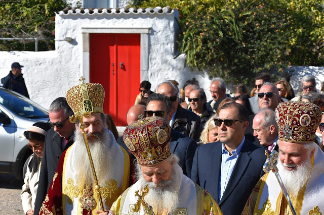 ΚΩΣΤΑΣ ΚΑΤΣΑΦΑΔΟΣ:Χρόνια πολλά σε όλες τις Σπετσιώτισσες και τους Σπετσιώτες.