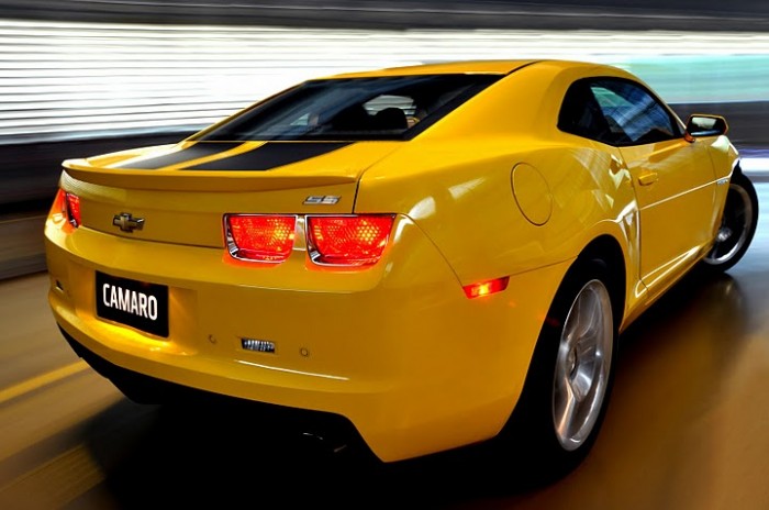 O visual dianteiro remete ao personagem Bumblebee o carro amarelo que vira 