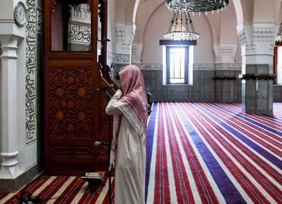 ریاض: سعودی عرب میں مساجد سے نماز کی براہ راست نشریات پر پابندی اور اذان کے لیے لاؤڈ اسپیکر کی آواز مدھم رکھنے کی ہدایت کی گئی ہے۔