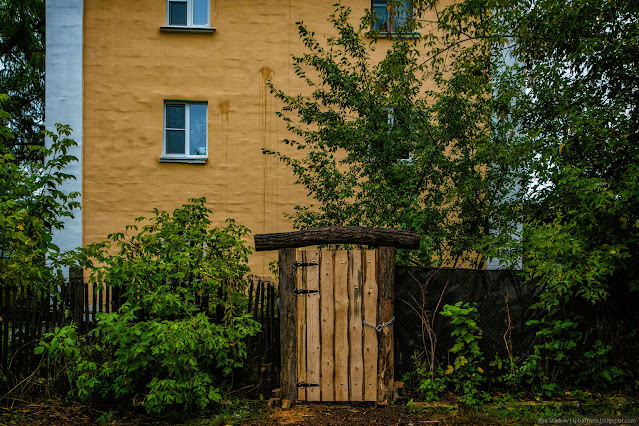 Калитка в палисадник из бревен