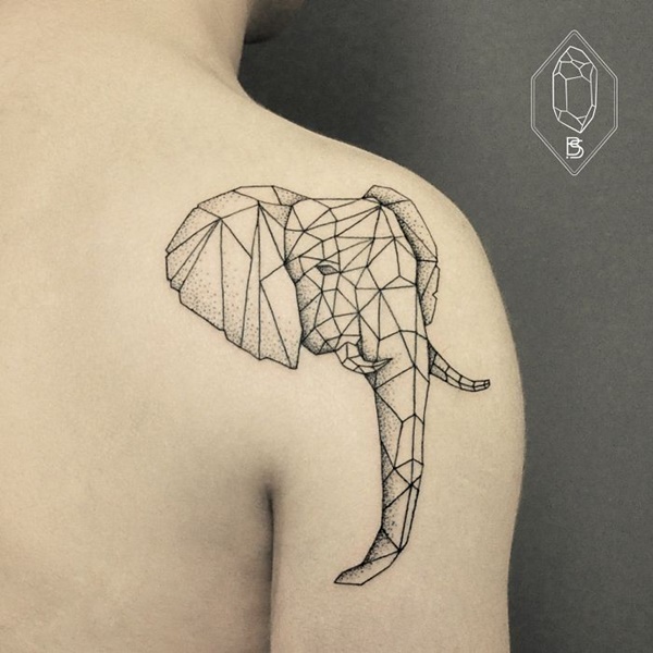 Uma cabeça de elefante é criado usando formas geométricas em preto tatuagem prestados nas costas do usuário do ombro direito.