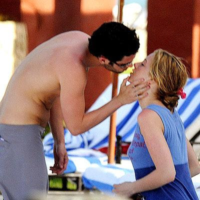 blake lively y penn badgley. Kissing Scenes