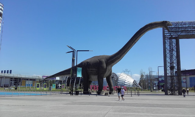 la imagen muestra una foto del dinosaurio donde se aprecia el tamaño real comparado con otros objetos