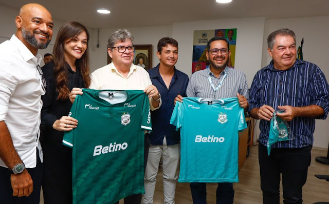 João Azevêdo e presidente da Cagepa assinam contratos de patrocínio com times de futebol da Paraíba