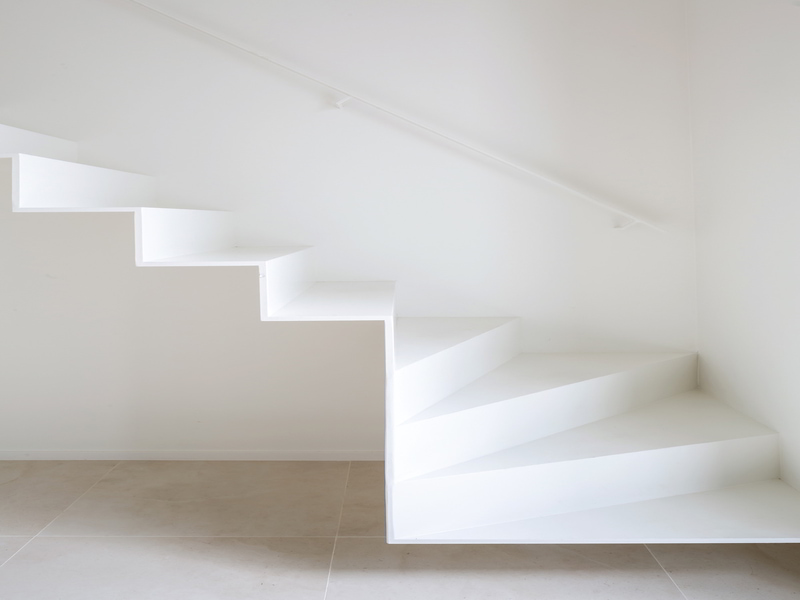 Thiết kế cầu thang mang lại cho sự tối giản, một lan can cầu thang được trang trí nhẹ nhàng vào tường.