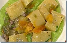 Calamarata di pasta con pesce e verdure