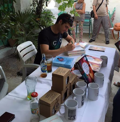 Descubriendo La Isla: Eloy Moreno firmando lilbros.