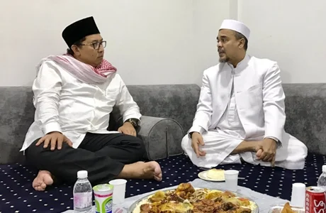 Fadli Zon Posting Foto Makan Malam dengan Rizieq di Mekkah, Netizen: Pak, Kasih Tau Suruh Dia Pulang